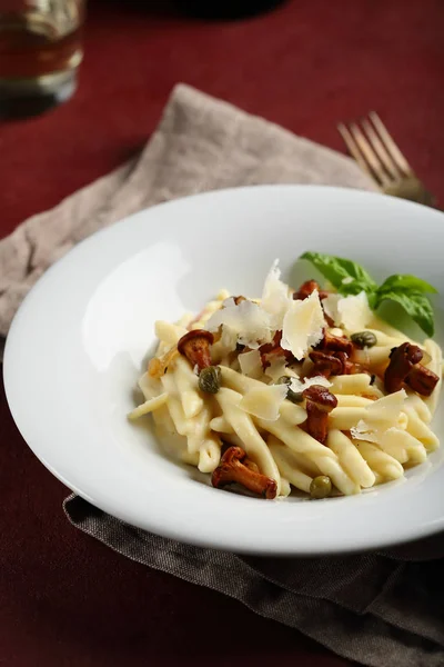 Pasta with sauce and chanterelle mushrooms — Stock Photo, Image