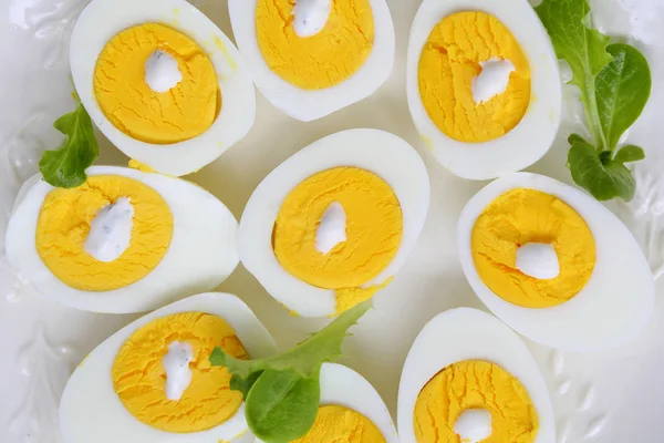 Œufs cuits pour le petit déjeuner sur assiette blanche — Photo