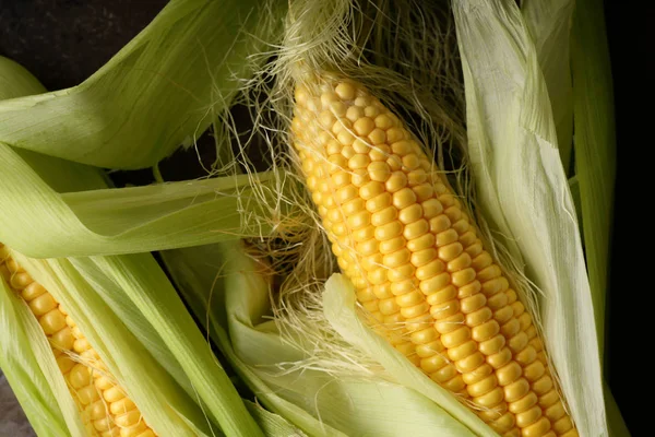 Mazorca de maíz fresco crudo por encima —  Fotos de Stock