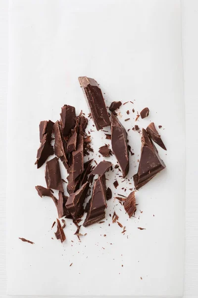 Pedaço de chocolate escuro em branco — Fotografia de Stock