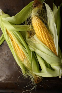 İki taze mısır koçanı yukarıdaki