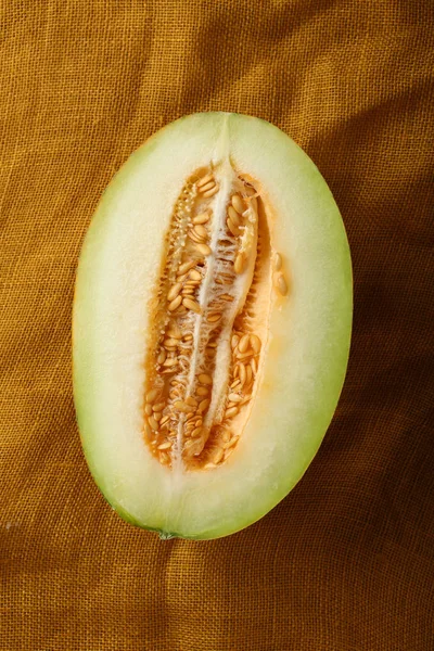 Połowa Żółty melon na tle len — Zdjęcie stockowe