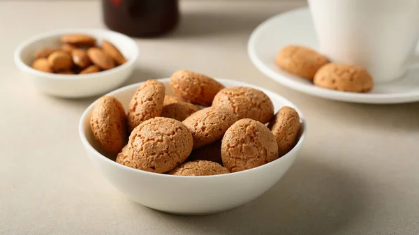 Galletas de almendras en bowl — Foto de Stock