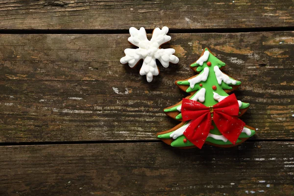 Um novo ano árvore verde e biscoito floco de neve — Fotografia de Stock