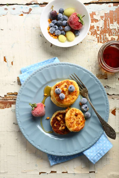 Breakfast pancakes with berries and honey — Stock Photo, Image