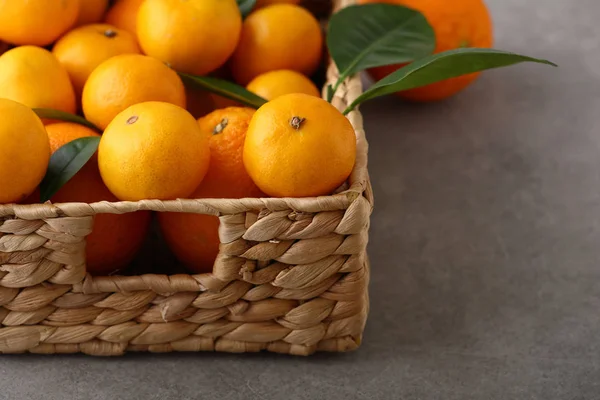 Färska citrusfrukter i korg — Stockfoto