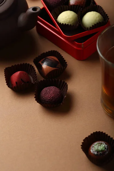 Dulces de chocolate y té —  Fotos de Stock
