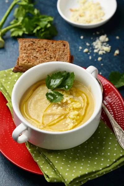 Sup seledri panas dengan keju — Stok Foto