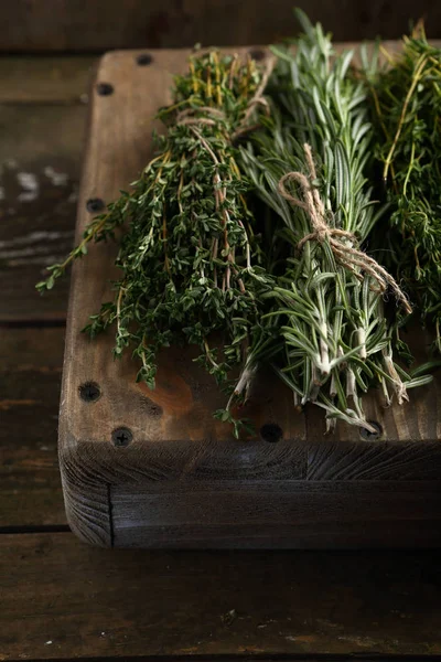 Fresh Rosemary and thyme on wood crate — Stock Photo, Image