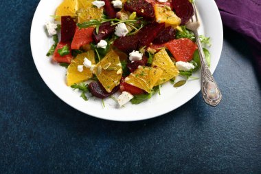 beyaz peynir ve turuncu kırmızı pancar salatası