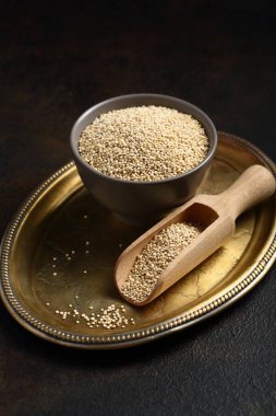 Ham quinoa tohumları kase