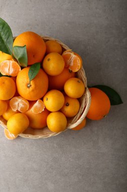 Taze meyve sepeti yukarıdaki