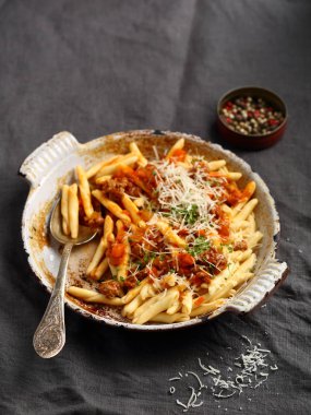 Bolognese makarna peynir ile