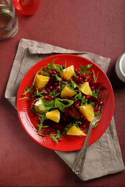 Apelsiner sallad med rödbetor på röd bakgrund — Stockfoto