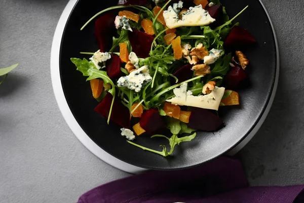 Vegetarischer Salat mit Rote Bete und Käse — Stockfoto