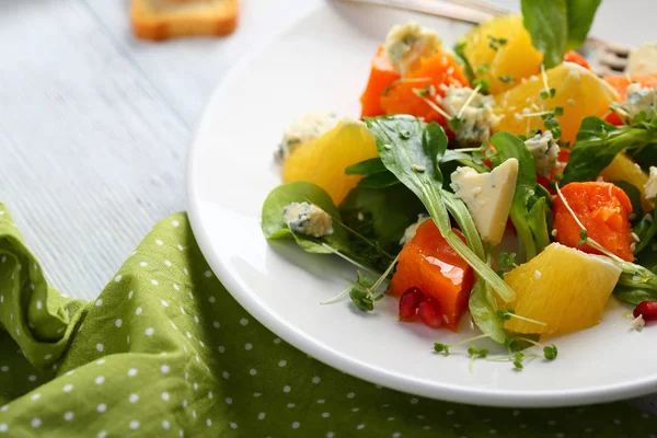 Peynir ile sağlıklı kabak salatası — Stok fotoğraf