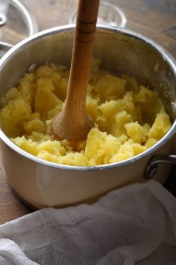 Patates püresi pişiriyorum.