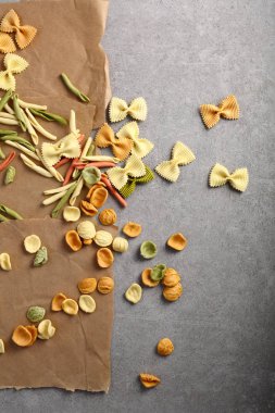 İtalyan pişmemiş makarna üstten görünüm ayarla