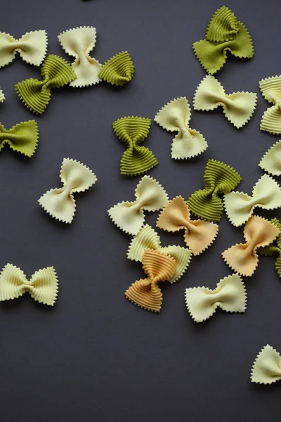 Pasta sobre fondo gris — Foto de Stock