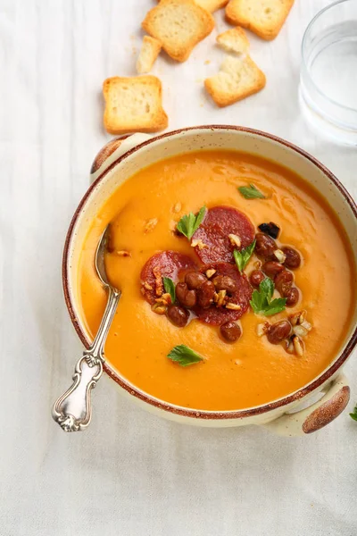 Вкусный тыквенный суп с бобами — стоковое фото