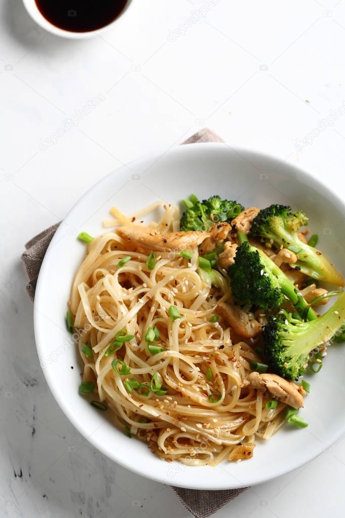 buckwheat noodles with chicken and broccoli