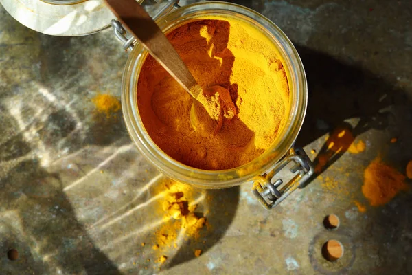 Pulbere de turmeric în borcan — Fotografie, imagine de stoc