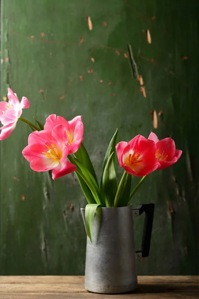 Tulipani Rosa Metallo Brocca Vintage Fiori — Foto Stock