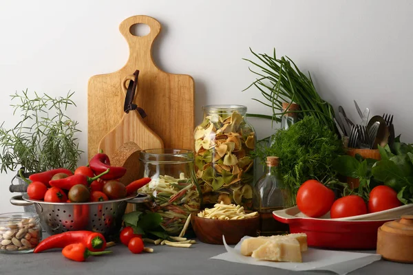 Rå pasta och färska grönsaker — Stockfoto