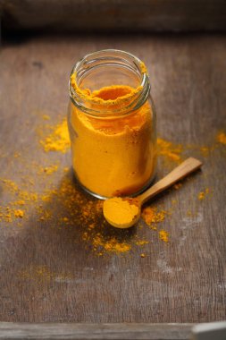 Kavanoz, köri Hint zerdeçal tozu