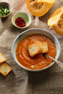Kabak kremalı çorba ve kızarmış ekmek.