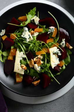 Beetroots ve peynirli salata