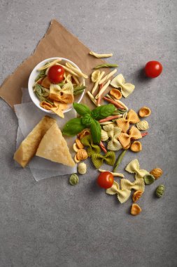 Pişmemiş makarna gri arka plan üzerinde ayarla