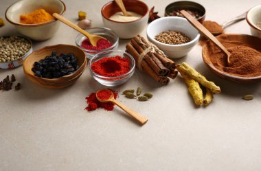 Beton üzerinde farklı Aromatik baharatlar