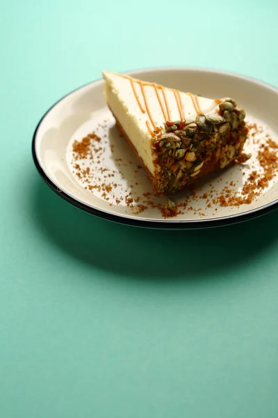 Een cheesecake slice op plaat — Stockfoto