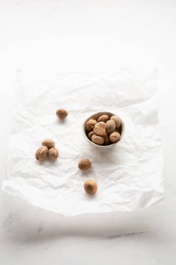 Aromatik hindistan cevizi sosu beyaz kağıt üzerinde