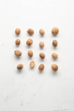 Beyaz arkaplanda Aromatik hindistan cevizi baharatı