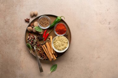 Tabak görünümündeki baharat ve baharatların bileşimi