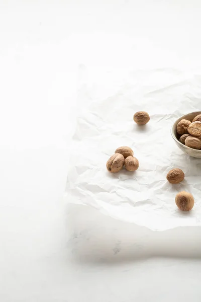 Condimento Nutmegs sobre fondo blanco — Foto de Stock