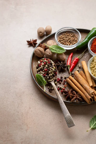 Samenstelling van specerijen en kruiderijen in kommen — Stockfoto
