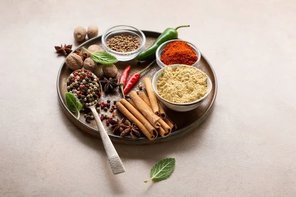 Verscheidenheid van kruiden en specerijen — Stockfoto