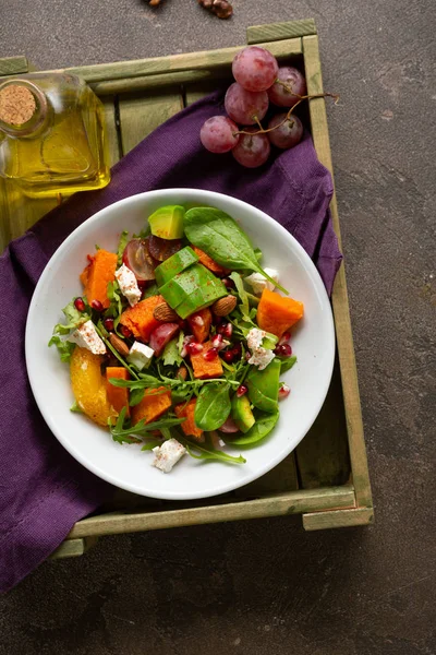 Осенний салат с тыквами и сыром — стоковое фото