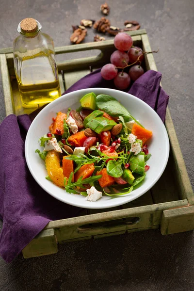 Saisonsalat mit Orange und Kürbis in Schüssel — Stockfoto