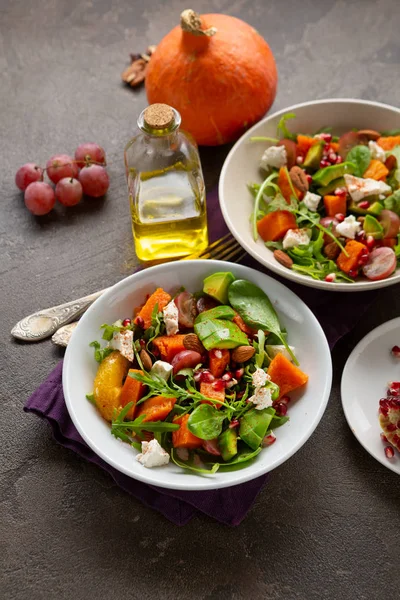 Leckerer Salat mit Orange und Kürbis in Schalen — Stockfoto