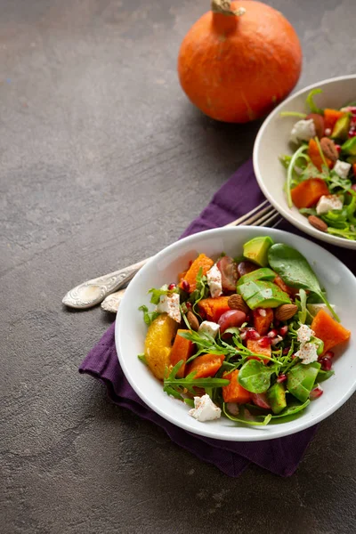 Smaklig sallad med avokado och bakad pumpa i skålar — Stockfoto