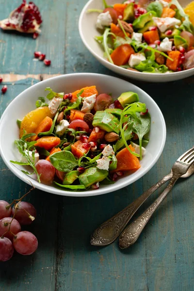 Chutný salát s avokádem a pečenou dýní, zdravé jídlo — Stock fotografie