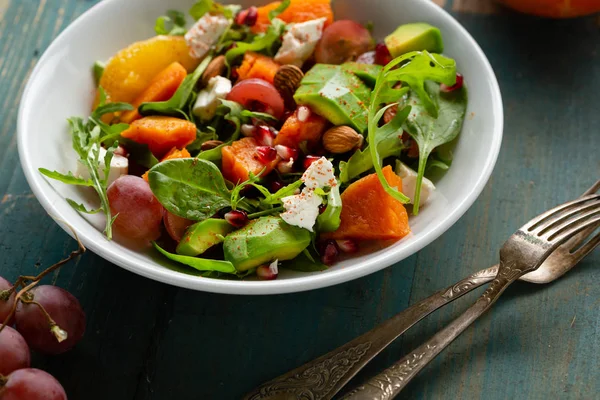 Färsk sallad med pumpa och avokado — Stockfoto