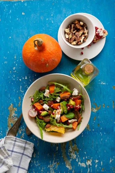 Salat mit gebackenem Kürbis und Orange — Stockfoto