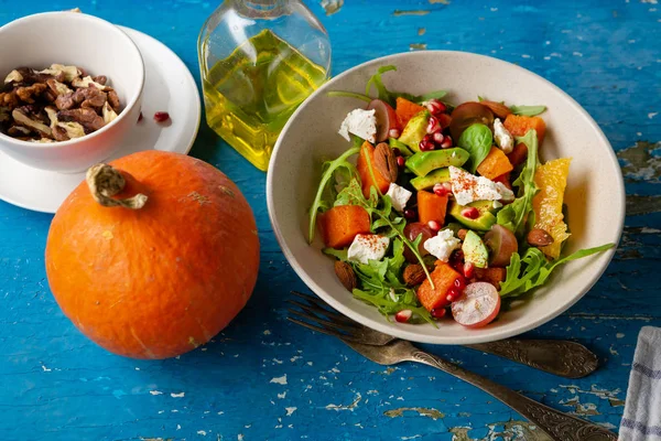 Салат с запечённой тыквой и апельсином, осенняя еда — стоковое фото
