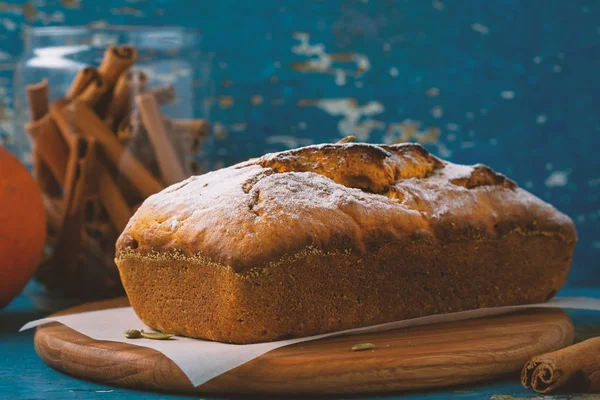 Pastel dulce de calabaza con especias de canela — Foto de Stock