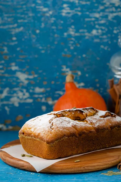 Zoet pompoenbrood op houten ondergrond, herfstvoedsel — Stockfoto